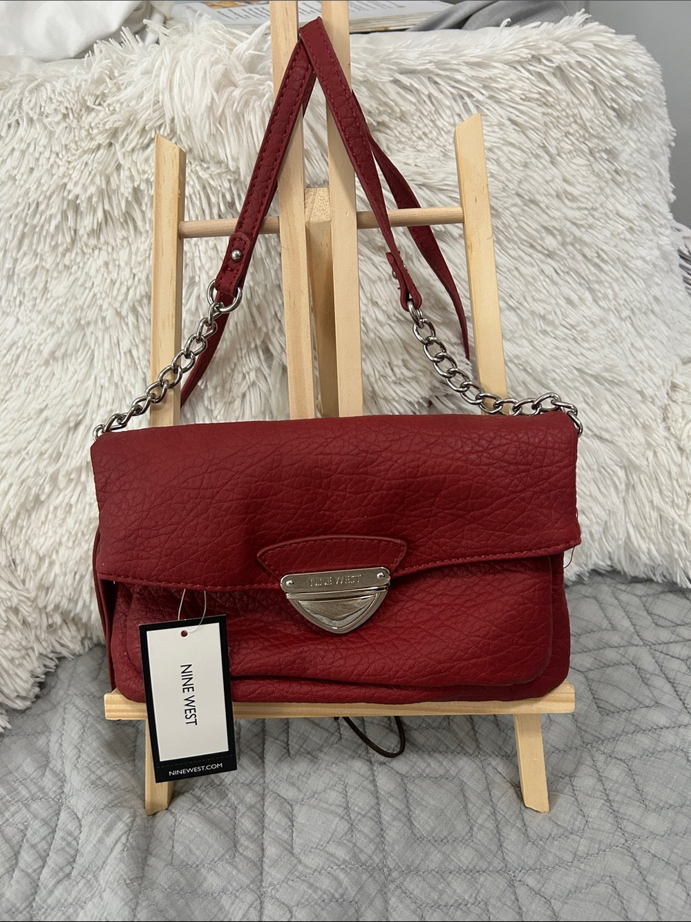 Nine West in Scarlet. The perfect Crossbody!
Fits iPhone 14 and much more.